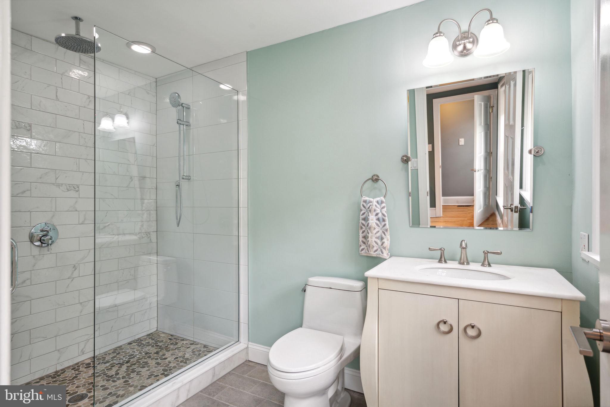 QUEEN VILLAGE - Residential