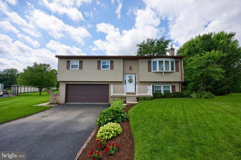 Photo of 412 Buttercup Drive, EPHRATA, PA 17522 (MLS # PALA2071602)