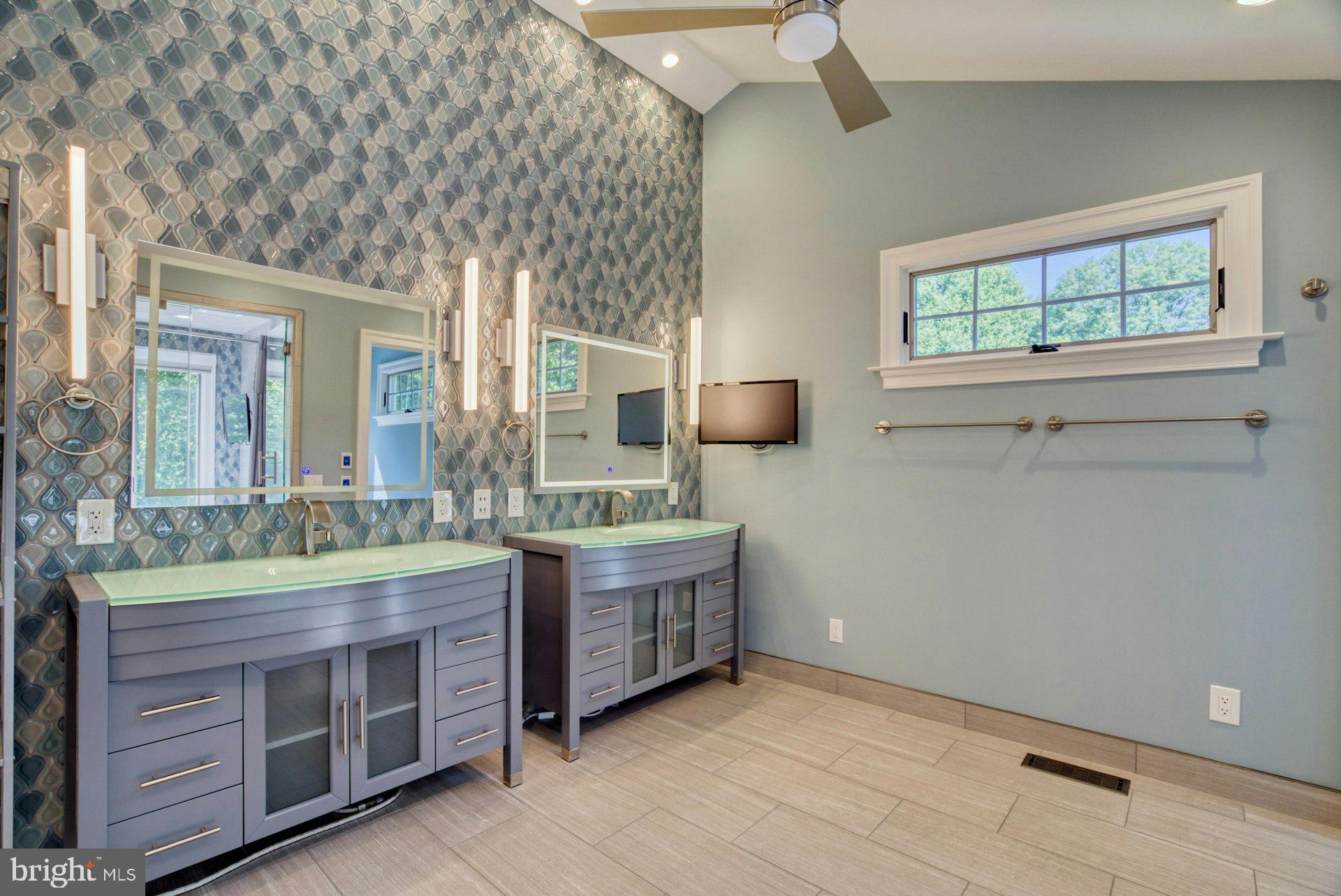 CHAMPION LAKE - Residential