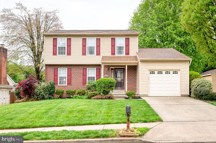 BEAUTIFULLY MAINTAINED! 3 BEDROOM, 2.5 BATH COLONIAL WITH RECENT UPDATES IN BATHROOM--FRESH PAINT--MASTER BEDROOM WITH MASTER BATH--1 CAR GARAGE--SPACIOUS SCREENED IN PORCH--FENCED YARD--DRIVEWAY--ATTACHED GARAGE AND SO MUCH MORE!
BUYER TO VERIFY SCHOOLS!
