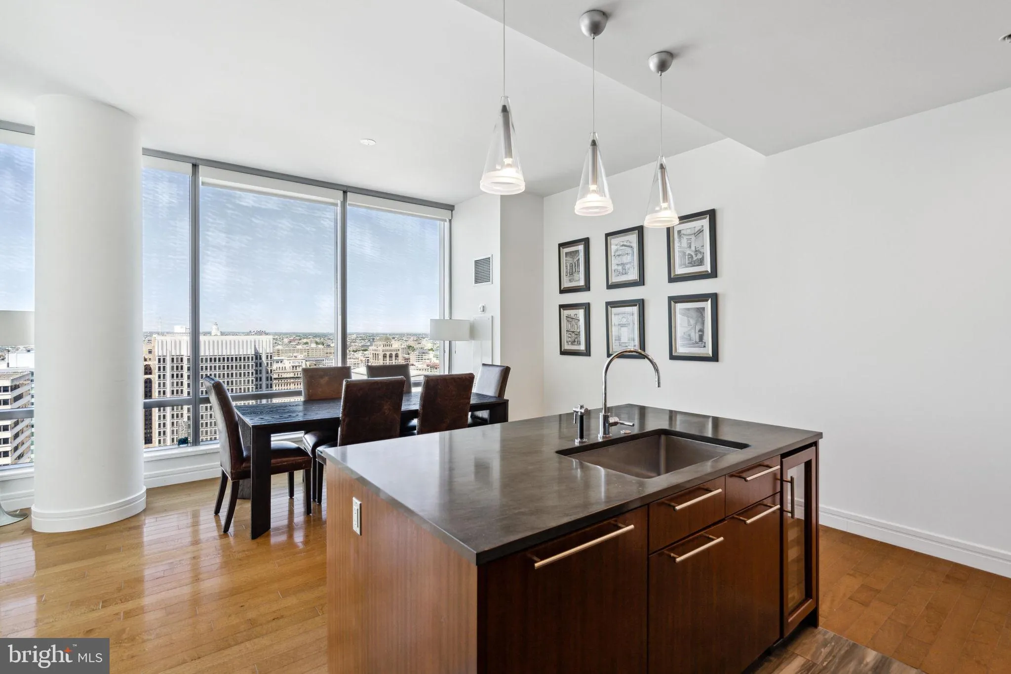 Philadelphia, Pennsylvania 19102, United States, 2 Bedrooms Bedrooms, ,3 BathroomsBathrooms,Residential,Active,92368