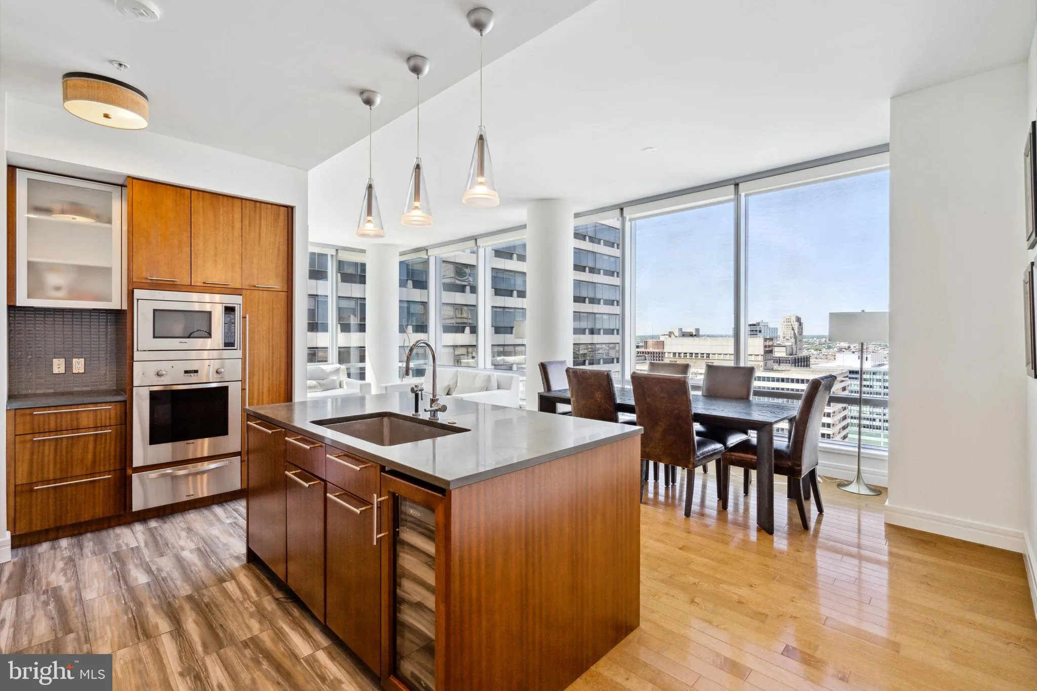 Philadelphia, Pennsylvania 19102, United States, 2 Bedrooms Bedrooms, ,3 BathroomsBathrooms,Residential,Active,92368