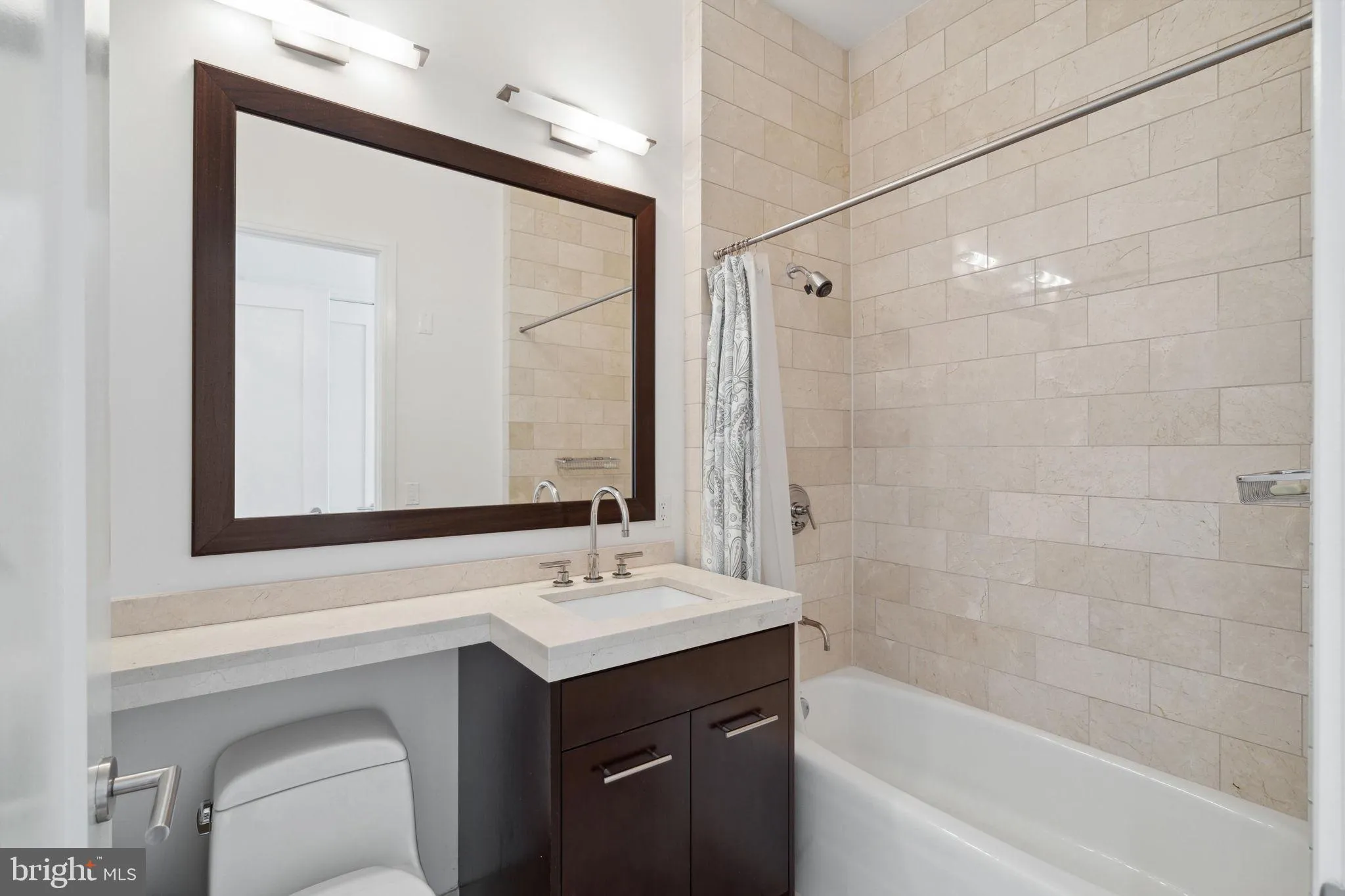 Philadelphia, Pennsylvania 19102, United States, 2 Bedrooms Bedrooms, ,3 BathroomsBathrooms,Residential,Active,92368