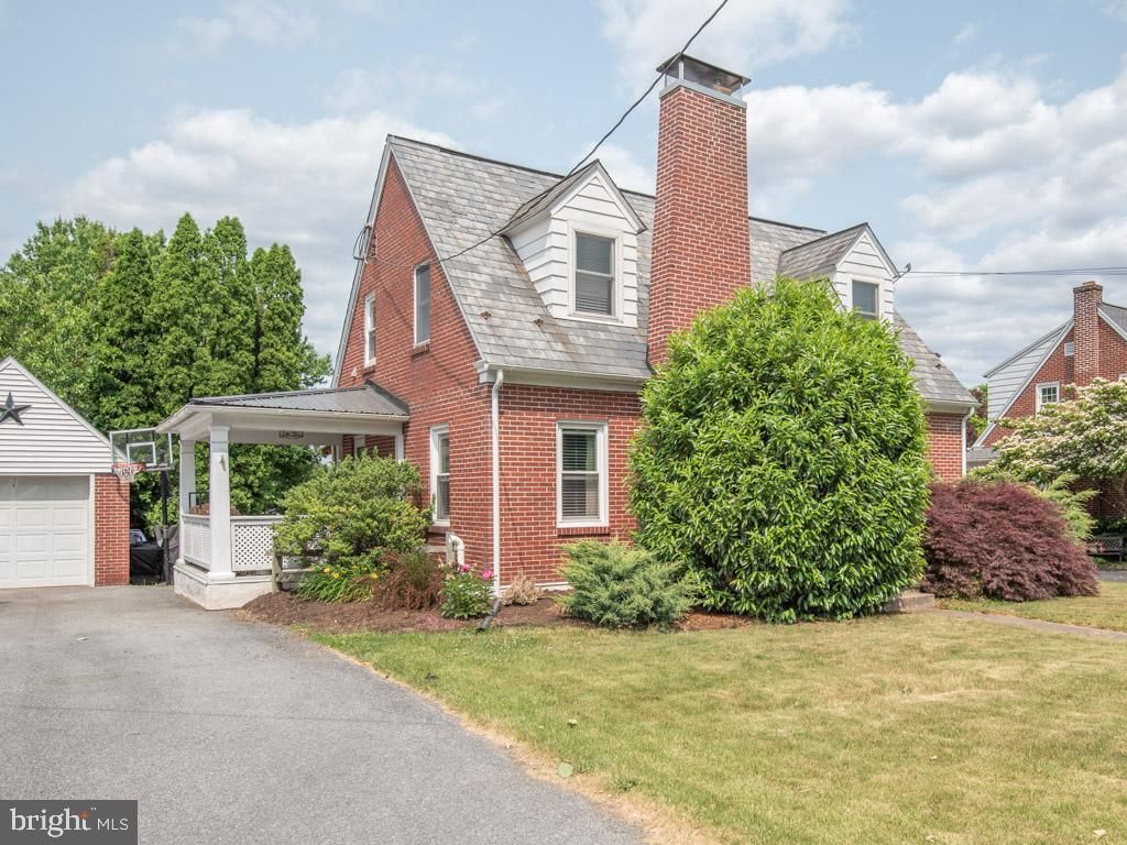 Photo of 957 W MAIN ST, EPHRATA, PA 17522 (MLS # PALA2036088)