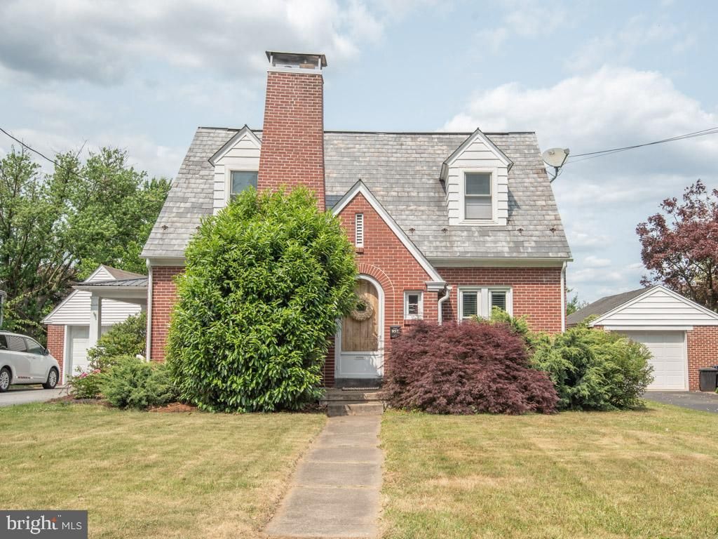 Photo of 957 W MAIN ST, EPHRATA, PA 17522 (MLS # PALA2036088)