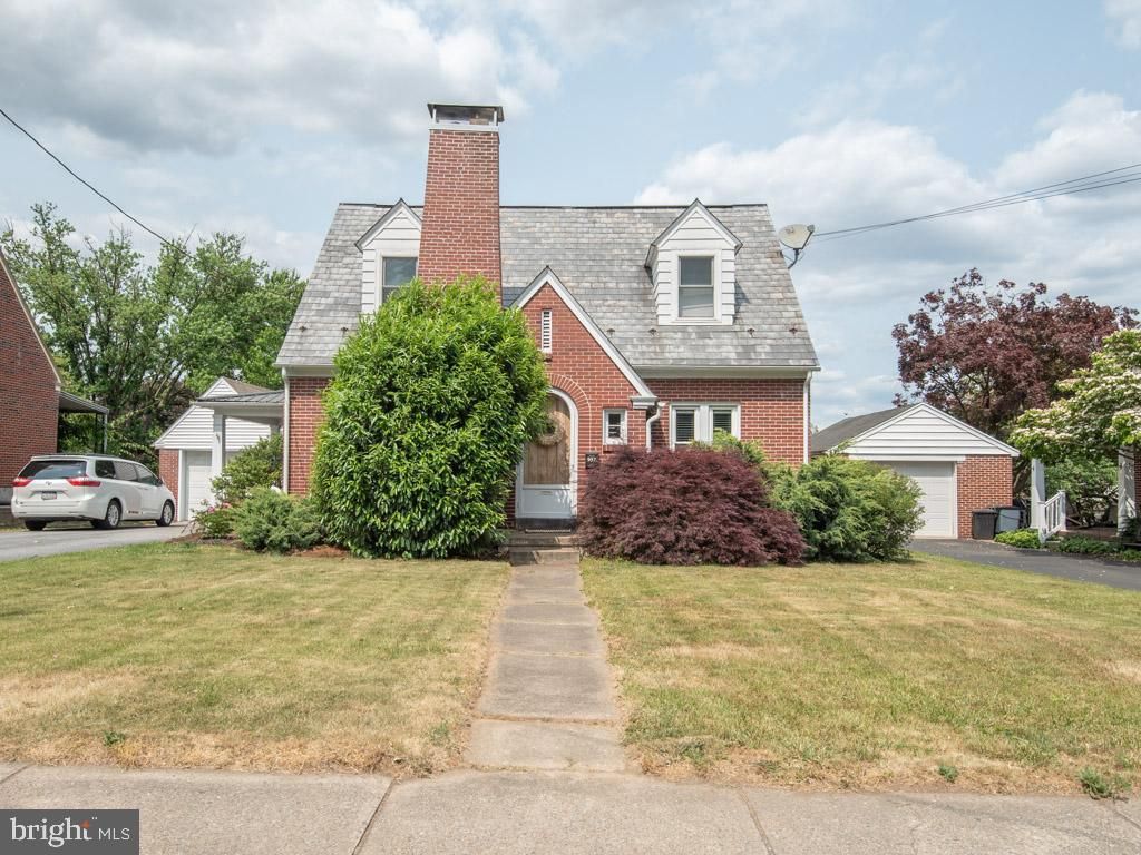 Photo of 957 W MAIN ST, EPHRATA, PA 17522 (MLS # PALA2036088)