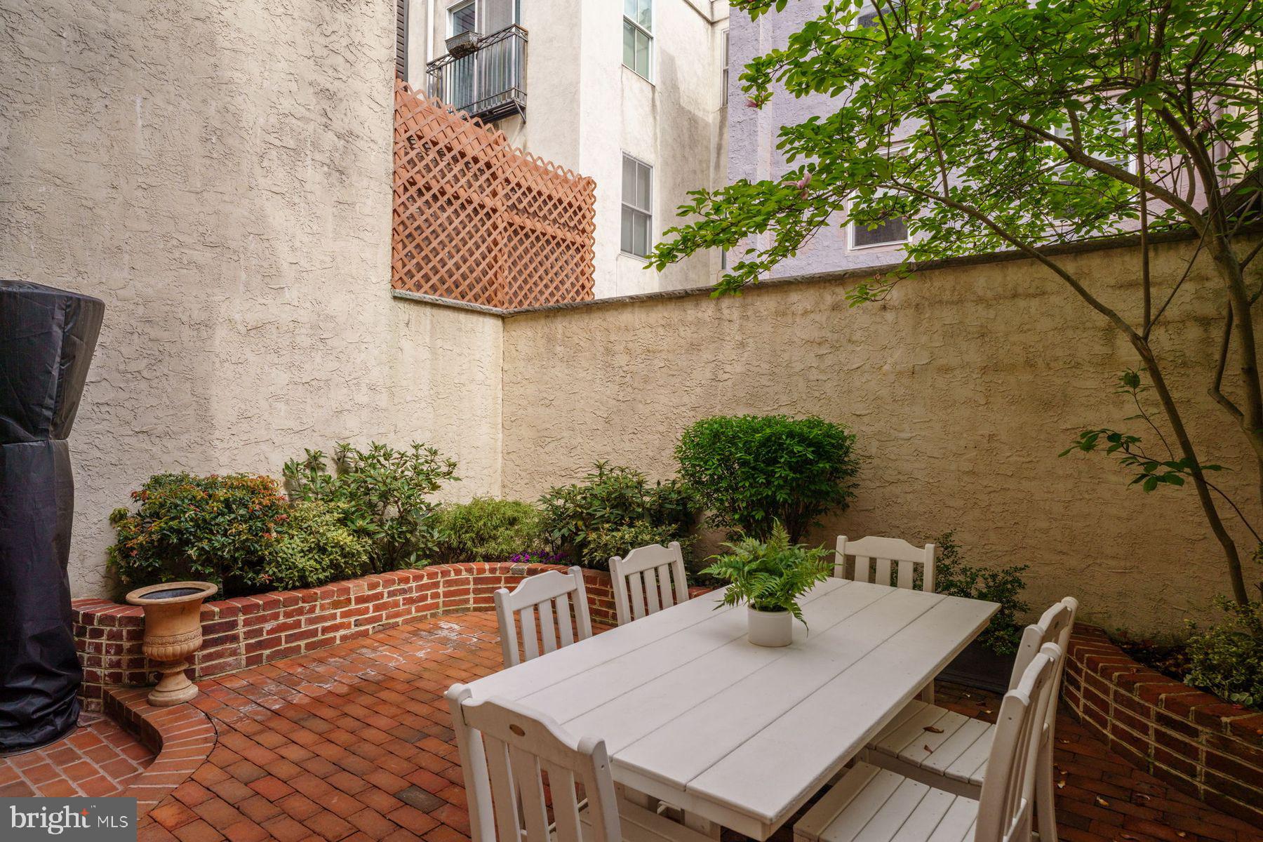 QUEEN VILLAGE - Residential