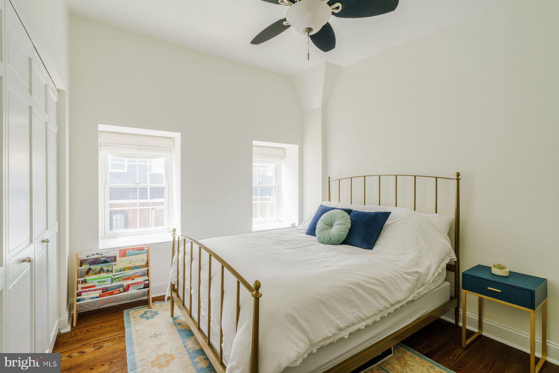 QUEEN VILLAGE - Residential