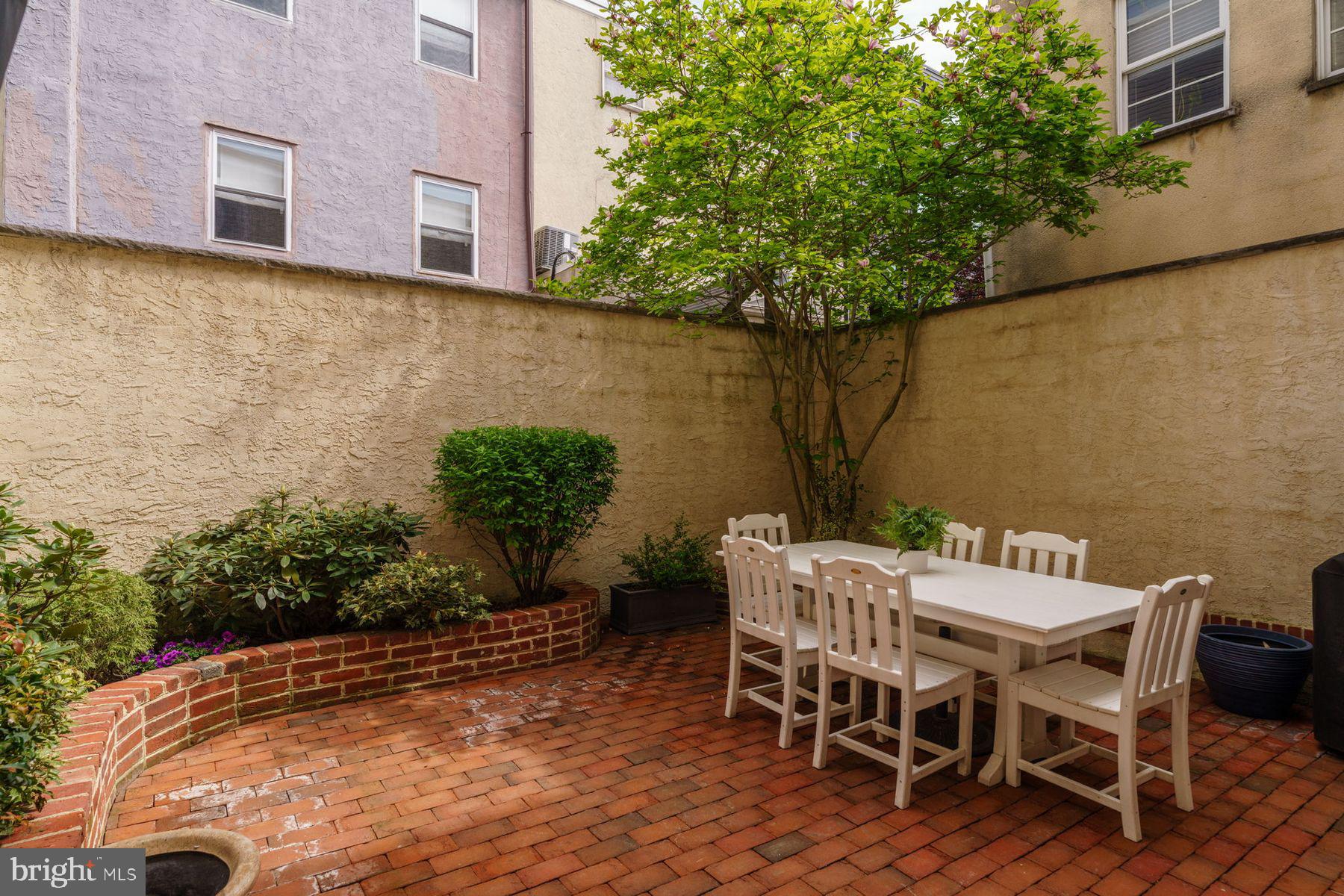 QUEEN VILLAGE - Residential