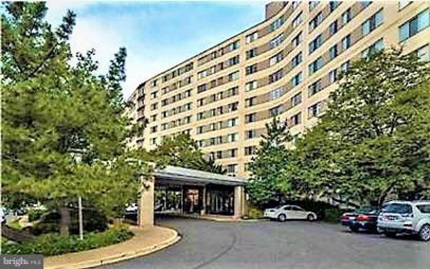 RENOVATED UNIT WITH TRENDY NEW APPLIANCES.  NEW HARDWOOD FLOORS, CLOSE TO METRO. MARKET BELOW BUILDING.  LOW MOVE IN FEES. GRANITE COUNTER TOPS VIEW OF THE POOL AREA.  DON'T MISS THIS OPPORTUNITY TO LIVE CLOSE TO THE CITY AND ENJOY ALL THAT ARLINGTON HAS TO OFFER.  Owner lived in the building and was always able to find parking no problem on the street.