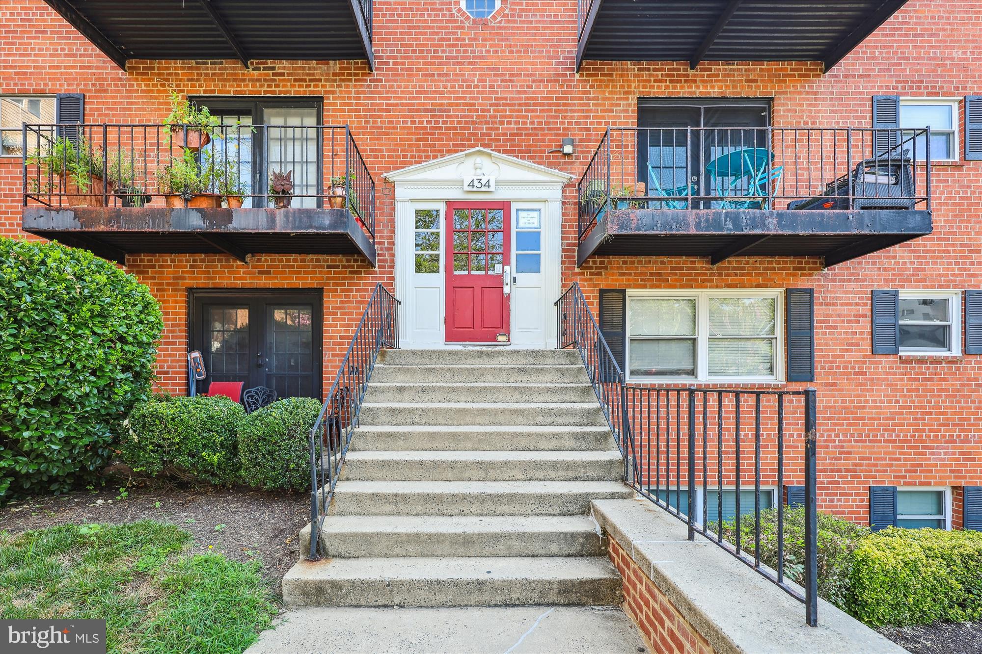 CHARMING , RENOVATED TOP-FLOOR CONDO in PRIME LOCATION!
This beautifully updated condo features BRAND NEW FLOORING, SLEEK NEW APPLIANCES and FRESH PAINT throughout, creating a clean and modern feel.
Located on the TOP LEVEL, enjoy added privacy and natural light.
Perfectly situated near major highways, public transportation, Metro Subway, The Airport, and Bus lines to Downtown DC, Old Town Alexandria —commuting is a breeze!
Just minutes from popular restaurants, grocery stores, and shopping centers, hospitals and more, this move-in-ready gem offers both comfort and convenience. Don’t miss this ideal opportunity to own in a vibrant, accessible neighborhood!
