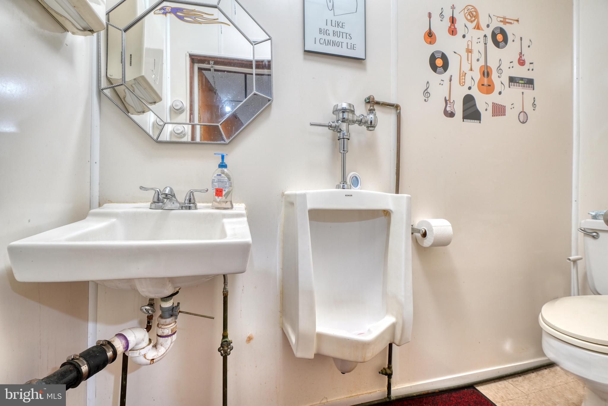 Main image without alt text