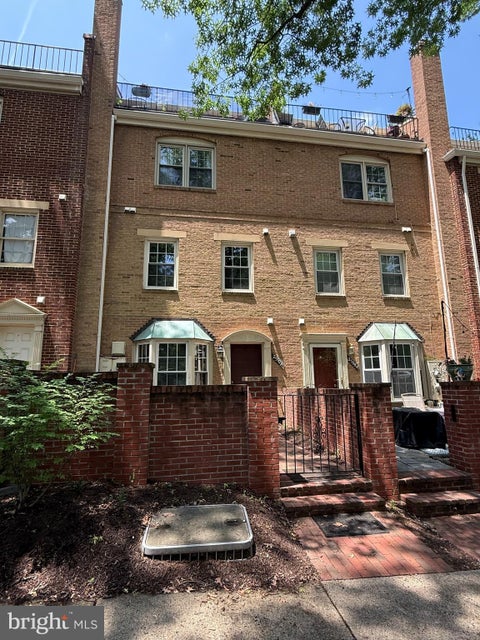 Townhouse For Rent - 2510 Fairfax Drive #2EIII<br/> ARLINGTON, VA 22201