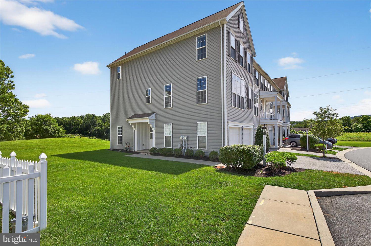 560 FAWN LANE