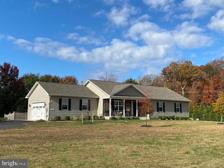 4 year old rambler on an acre in Mechanicsville. Very open floor plan with hardwood floors thru out the home.  Cathedral ceilings in family room with gas fireplace. Kitchen has granite countertops, upgraded cabinets, under cabinet lighting  stainless appliances.  Electric awning on rear of home and gutter guards all around.  2 car attached side load garage. Very nice home with tons of upgrades.