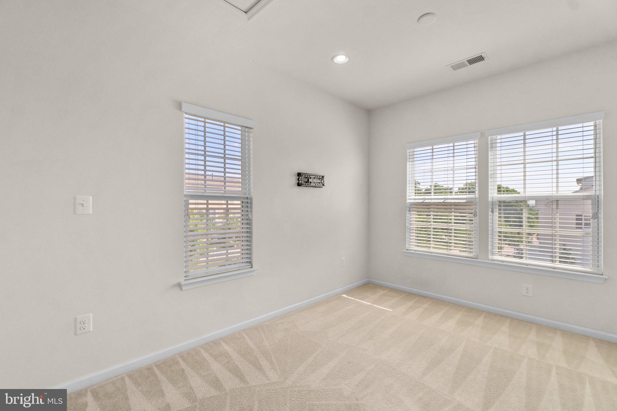 HOWARD SQUARE - Residential