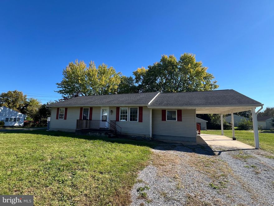 One level rancher offers three bedrooms and two full bathrooms on north end of Martinsburg.   Spacious eat-in updated kitchen, living room, family room or office room, two full bathrooms, and full unfinished basement perfect for your storage needs.  Carport, detached shed, rear deck all situated on level corner half acre lot!  Tenant responsible for all utilities and lawn maintenance.  Ready for occupancy!
Landlord requires 650 minimum credit score and $70k annual income to qualify.