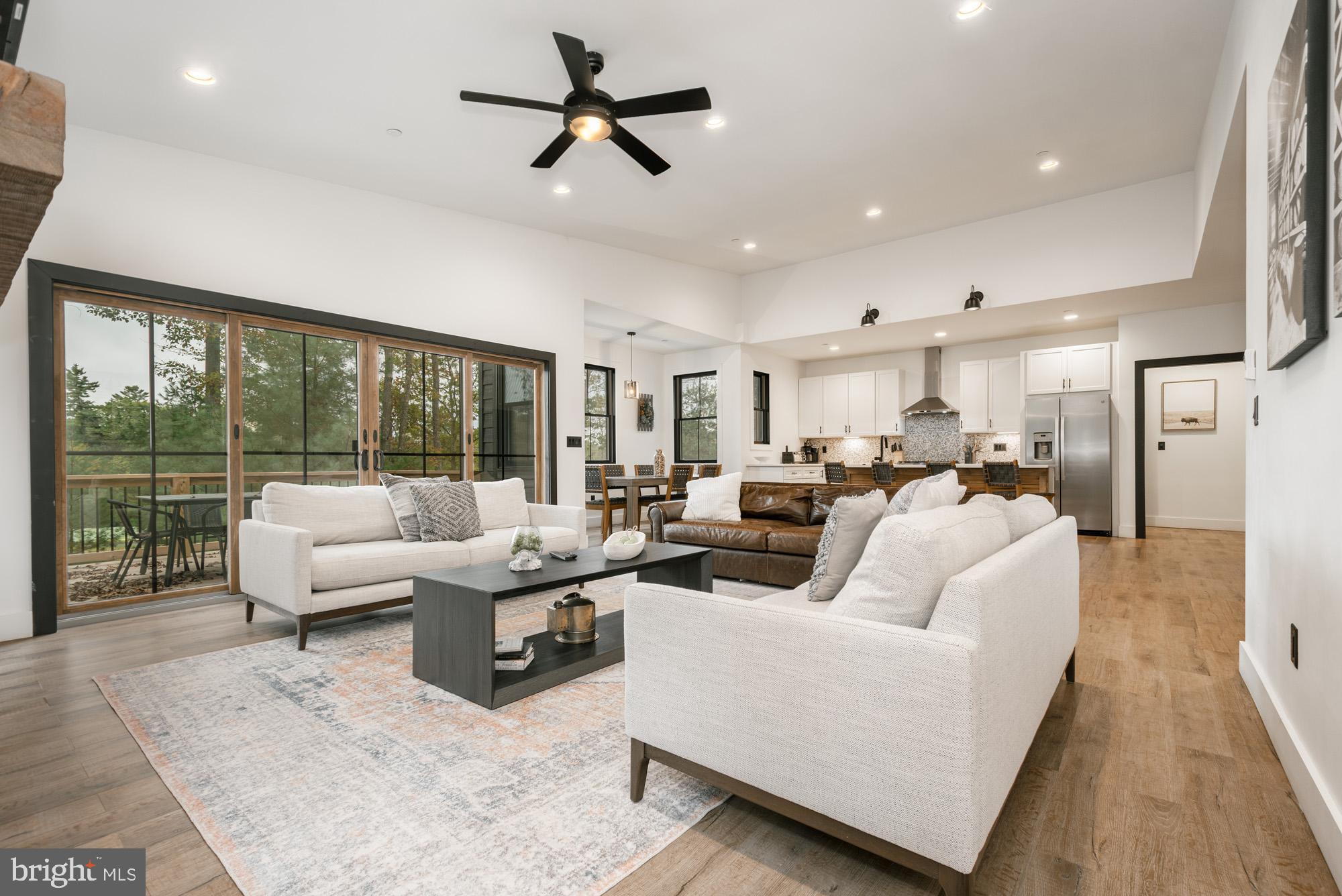 COUNTRY CLUB ACRES - Residential