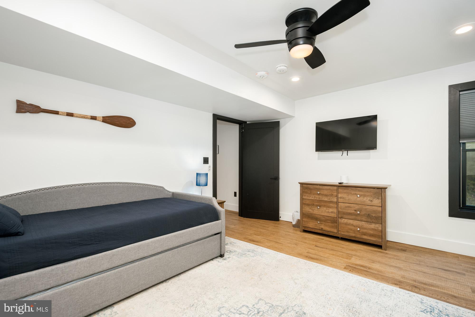 COUNTRY CLUB ACRES - Residential