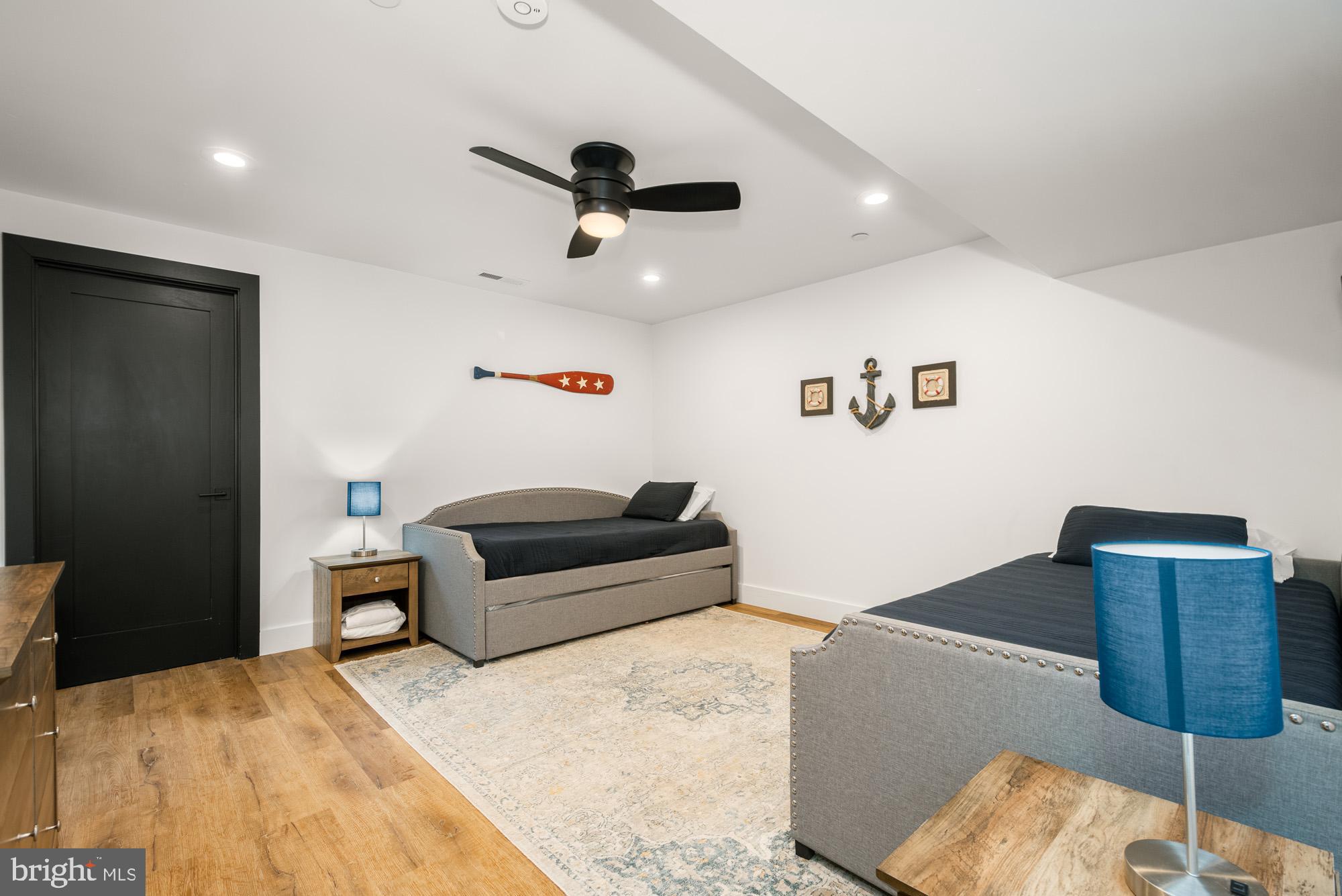 COUNTRY CLUB ACRES - Residential