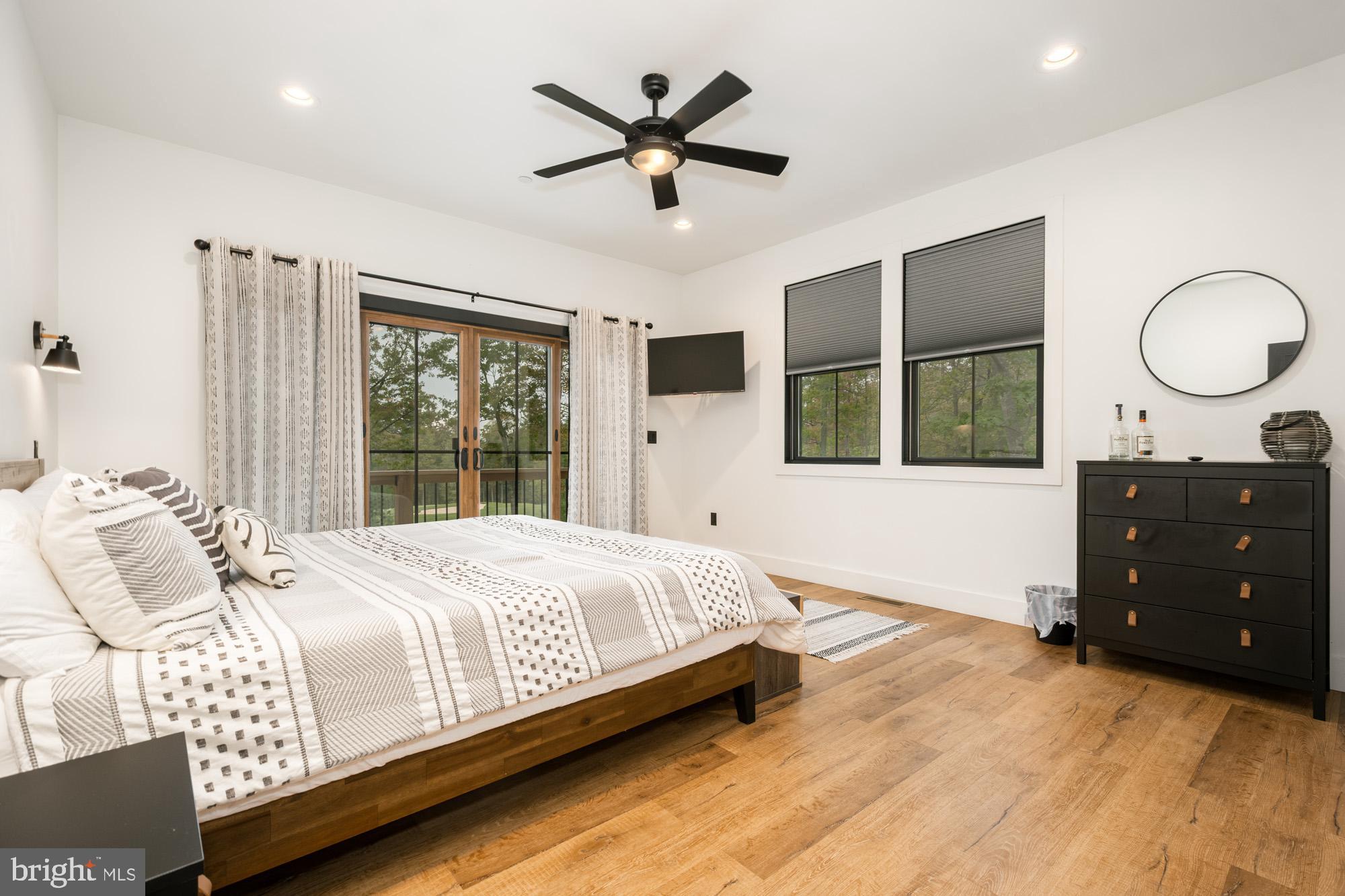 COUNTRY CLUB ACRES - Residential