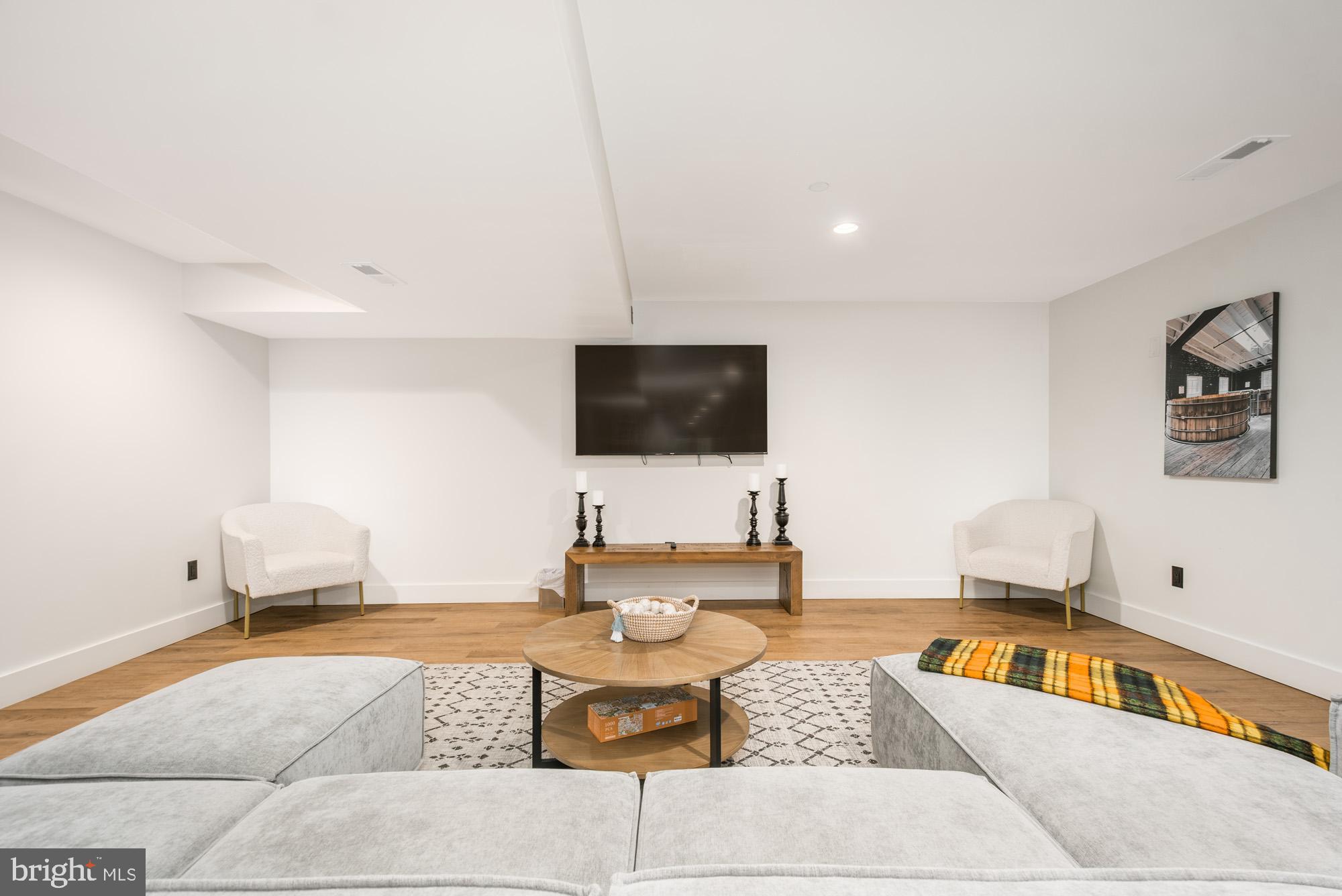 COUNTRY CLUB ACRES - Residential