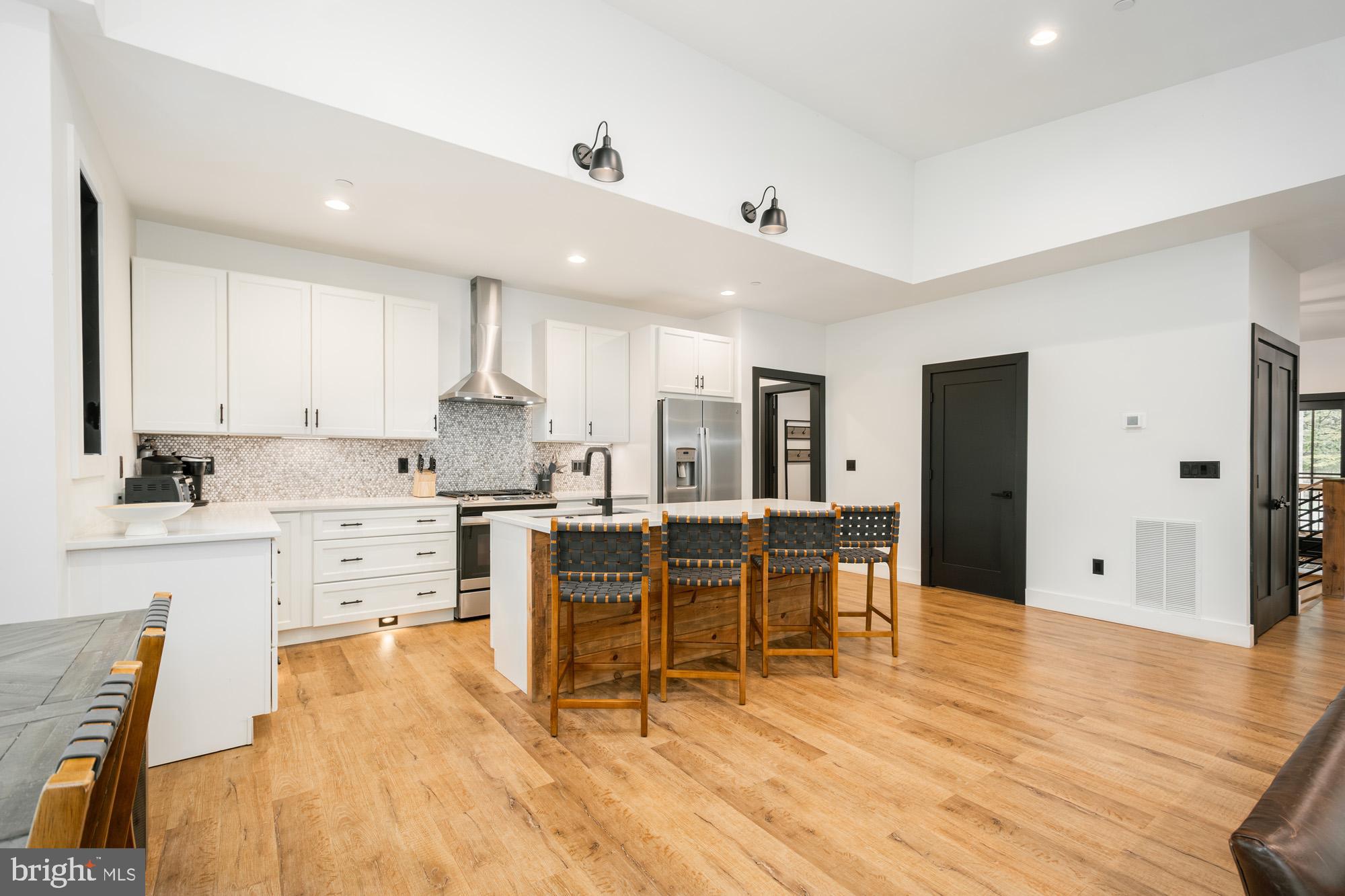 COUNTRY CLUB ACRES - Residential