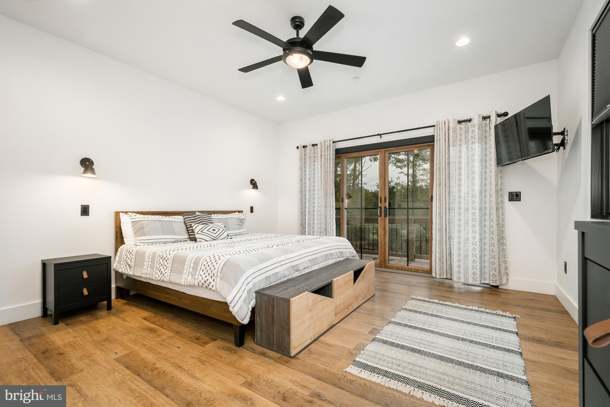 COUNTRY CLUB ACRES - Residential