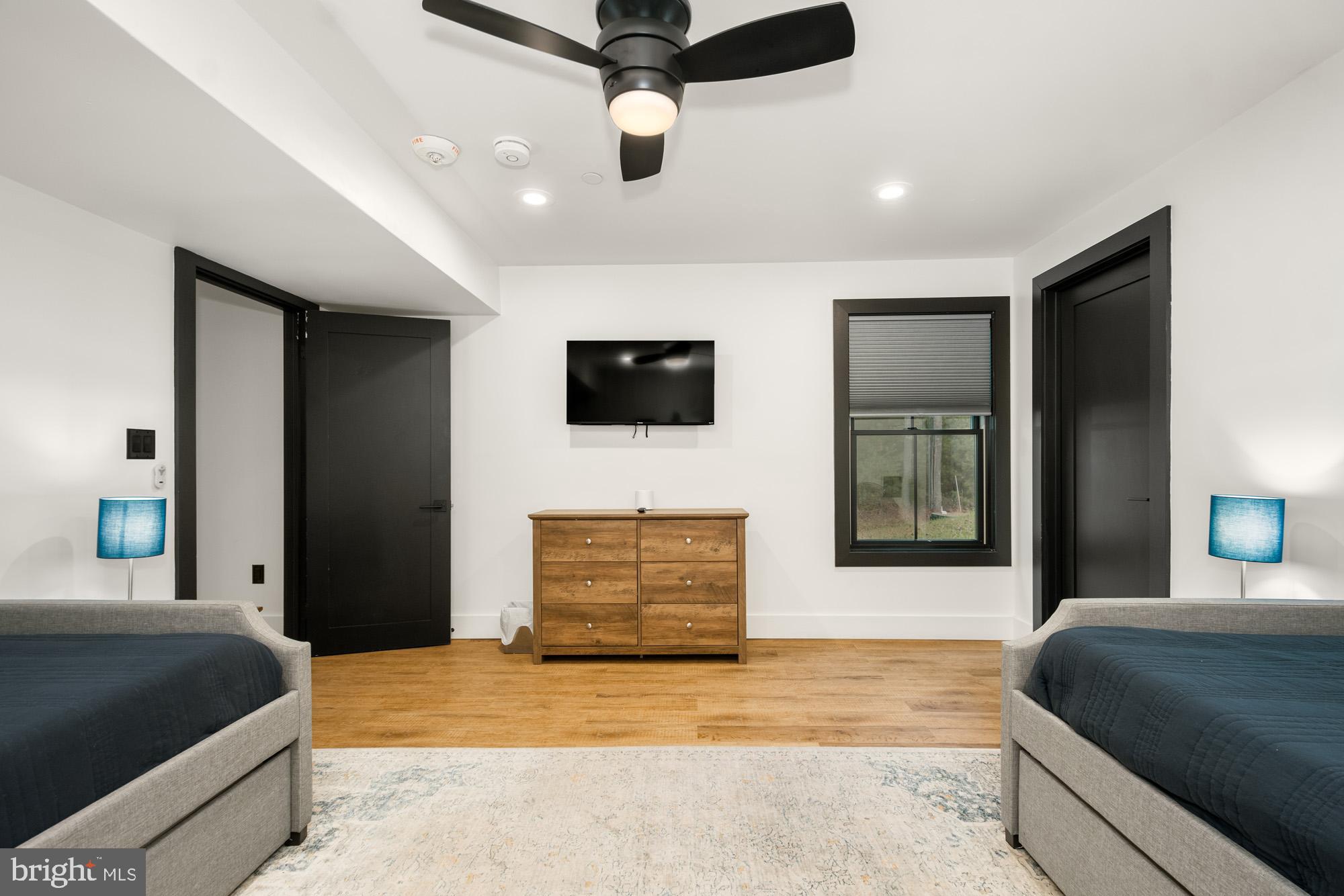 COUNTRY CLUB ACRES - Residential