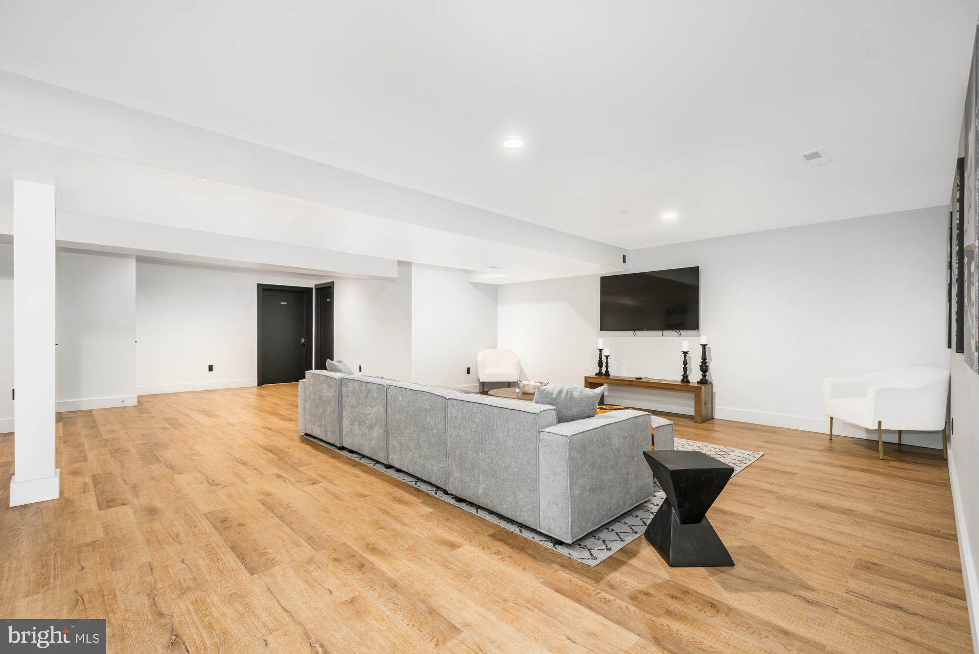 COUNTRY CLUB ACRES - Residential