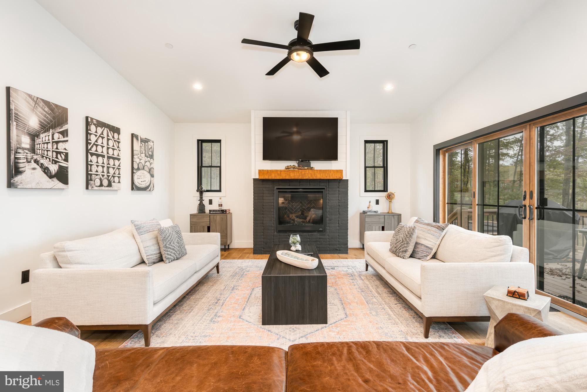 COUNTRY CLUB ACRES - Residential