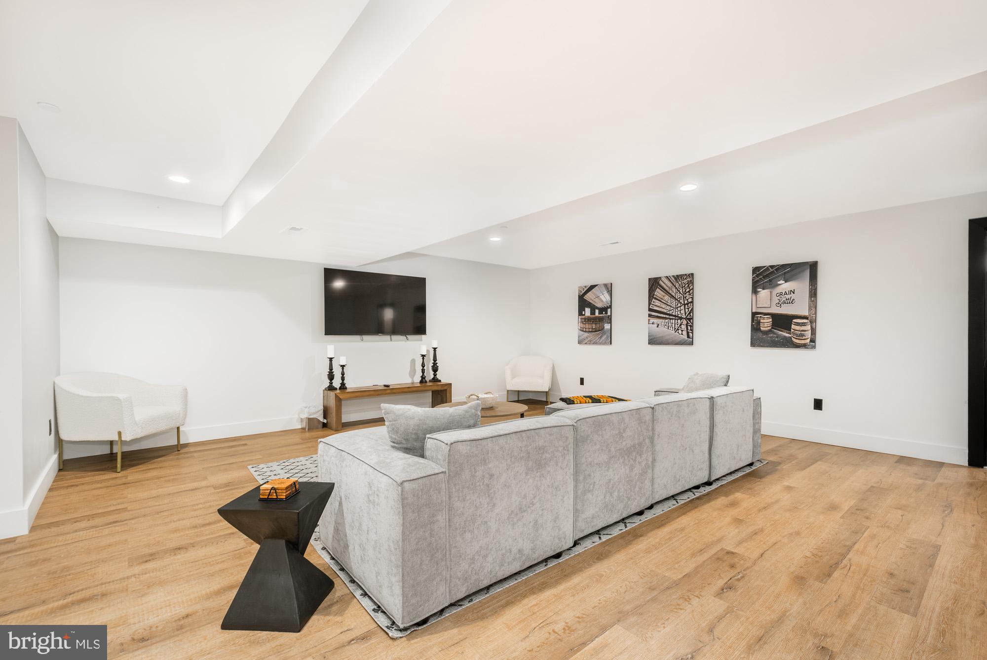 COUNTRY CLUB ACRES - Residential