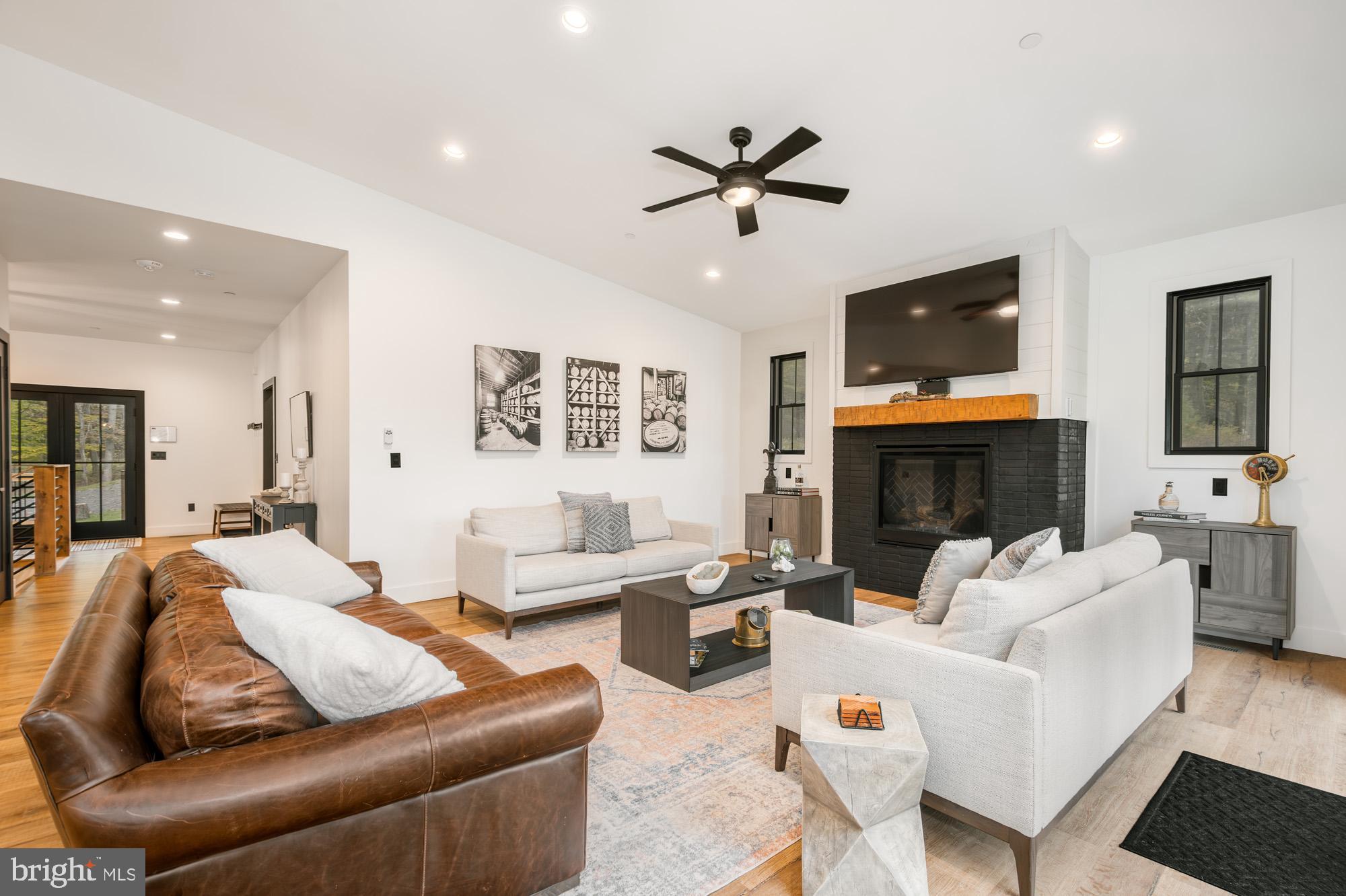 COUNTRY CLUB ACRES - Residential