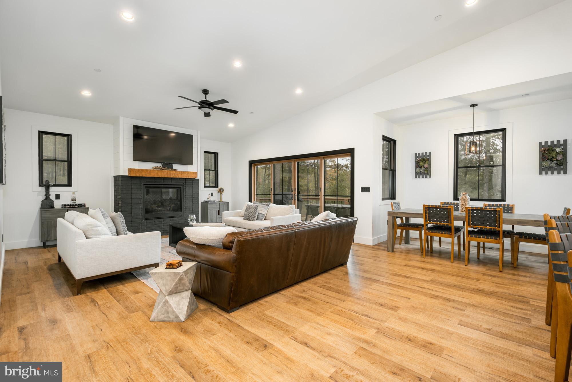 COUNTRY CLUB ACRES - Residential