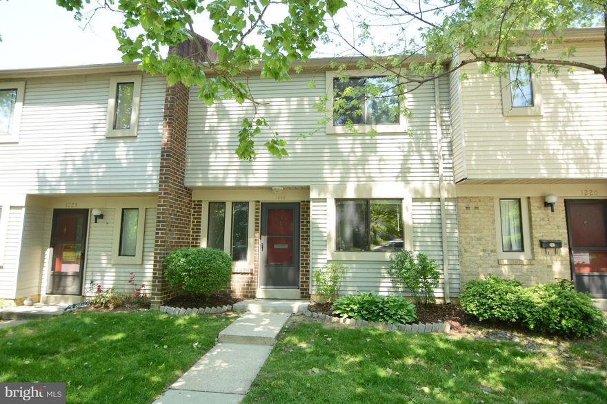 FANTASTIC UPDATED/UPGRADED THROUGHOUT**BEAUTIFUL NEW KITCHEN CABINETS, GRANITE COUNTERS, STAINLESS STEEL APPLIANCES**FRESH PAINT & NEW NEUTRAL FLOORING THROUGHOUT**SHORT WALK TO COMMUNITY POOL, TENNIS COURTS, ETC.**QUICK ACCESS TO MAJOR HIGHWAYS FOR EASY COMMUTE**NEARBY SHOPPING, RESTAURANTS, AND RECREATION**SEE IT TODAY!!