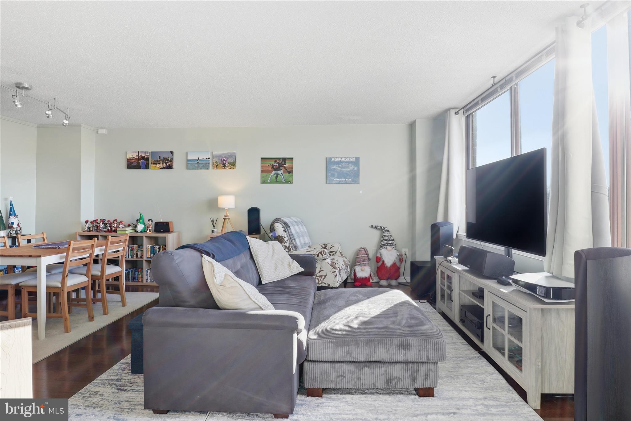 10101 GROSVENOR PLACE 1104