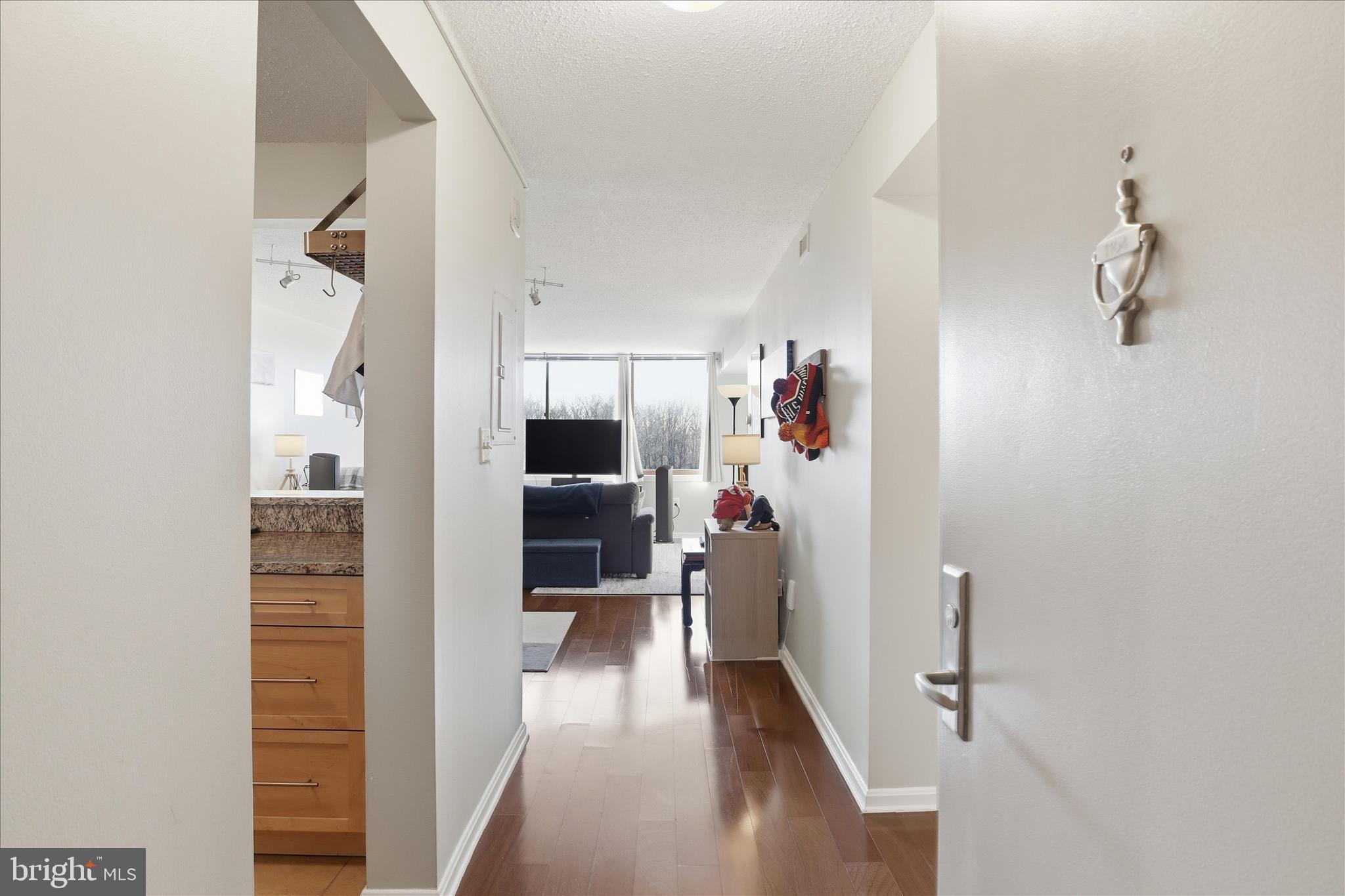 10101 GROSVENOR PLACE 1104