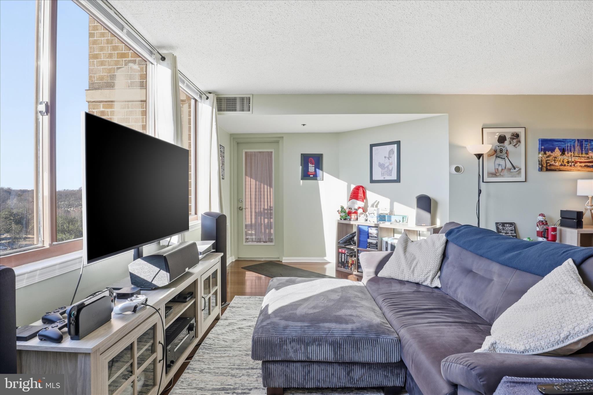 10101 GROSVENOR PLACE 1104