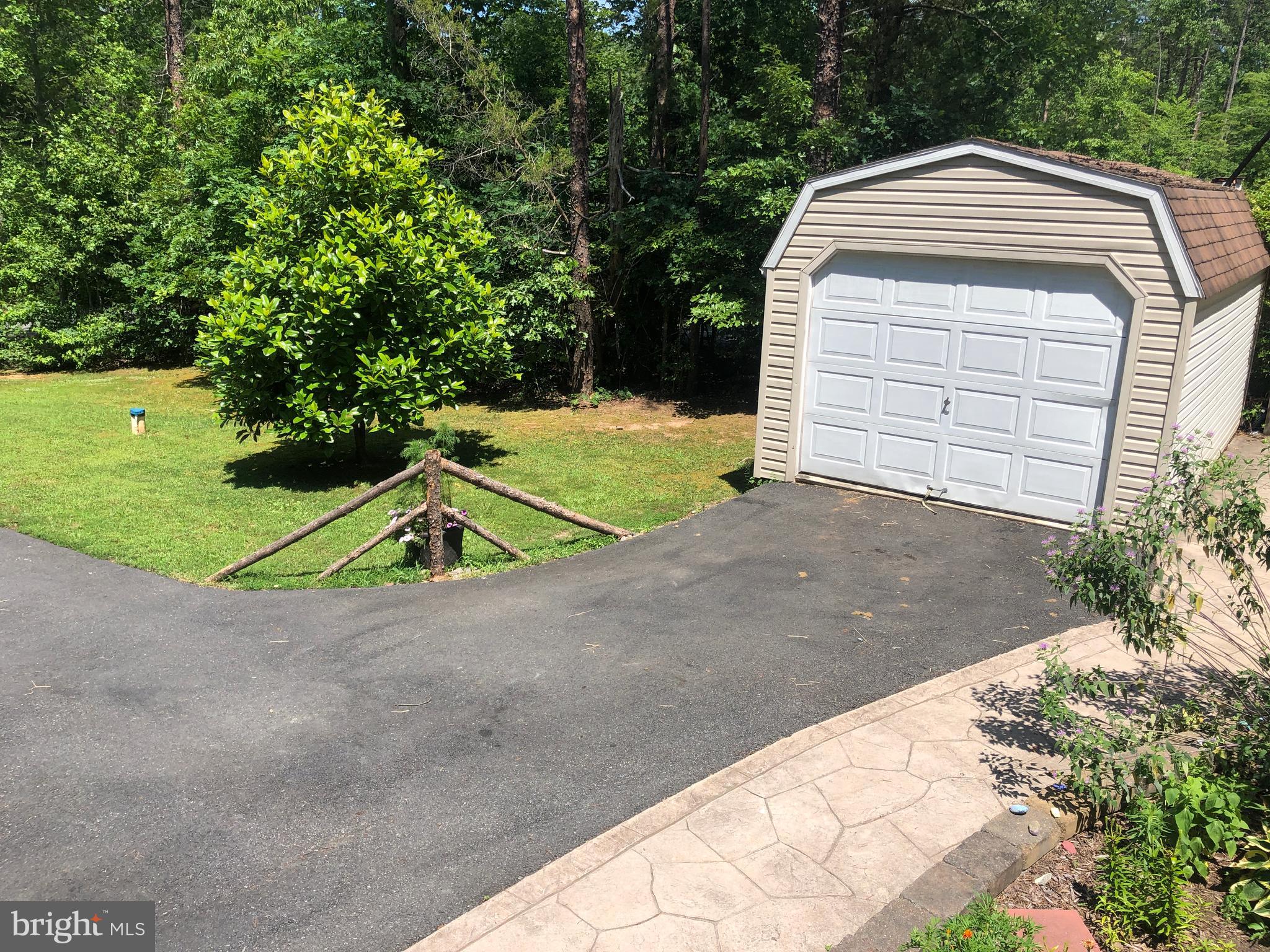 LAKE ANNA WOODS - Residential