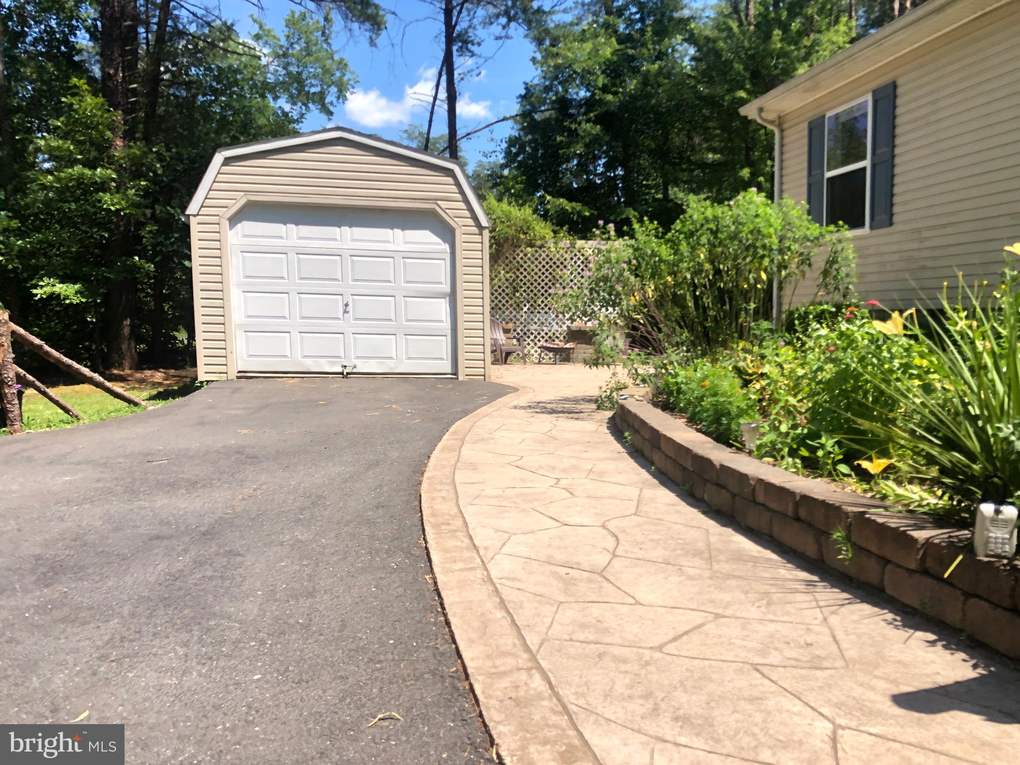 LAKE ANNA WOODS - Residential