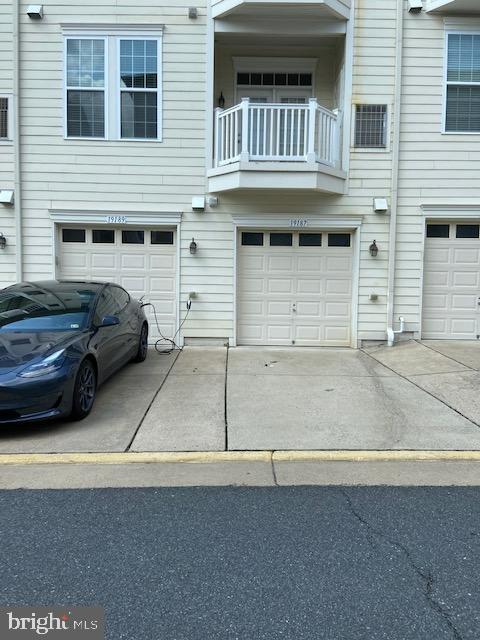 LINDEN ROW CONDOMINIUM - Residential Lease