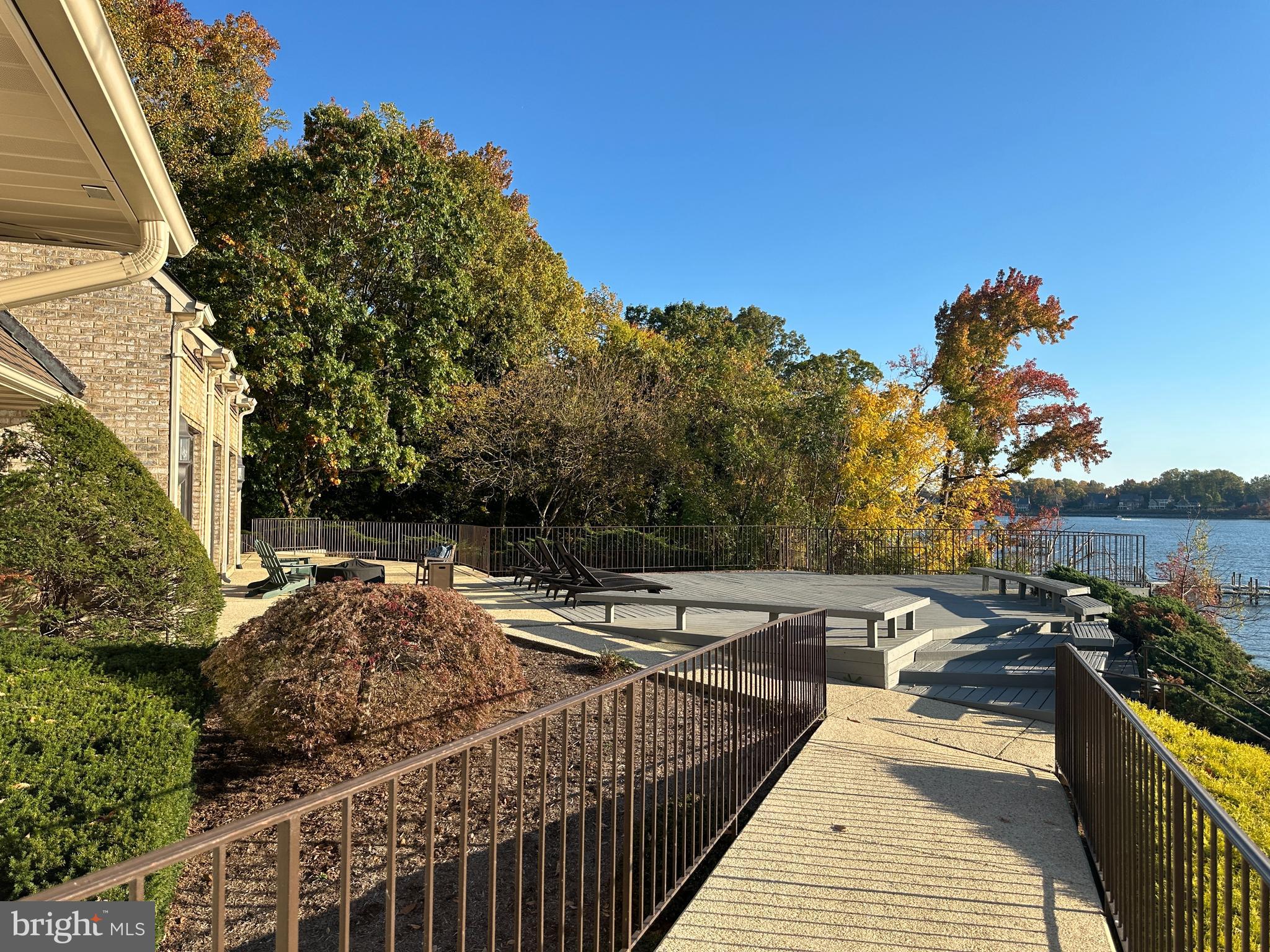 SHADOW POINT - Residential