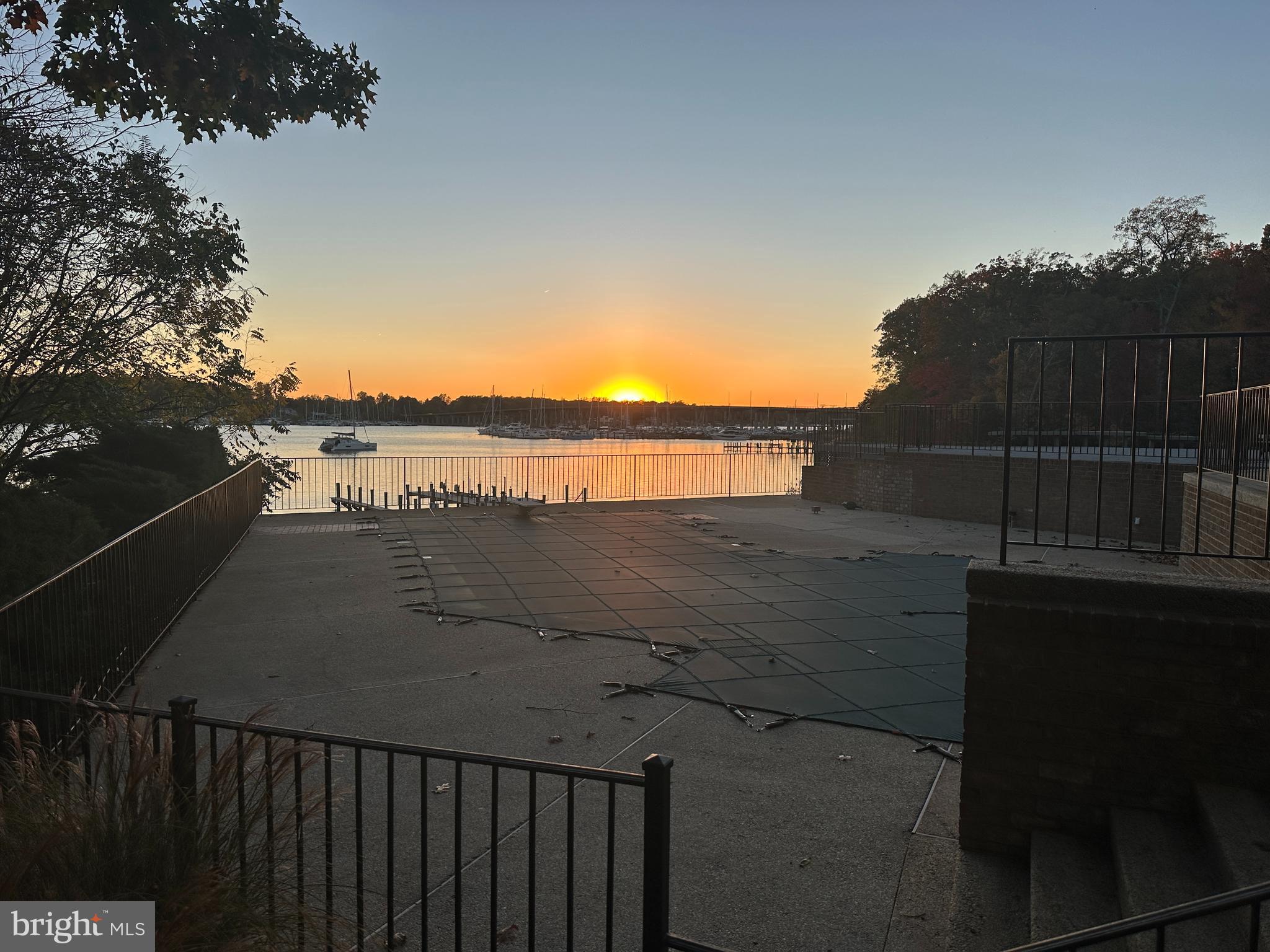 SHADOW POINT - Residential