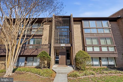 Photo of 11566 Rolling Green Court #12/200A, RESTON, VA 20191 (MLS # VAFX2301824)