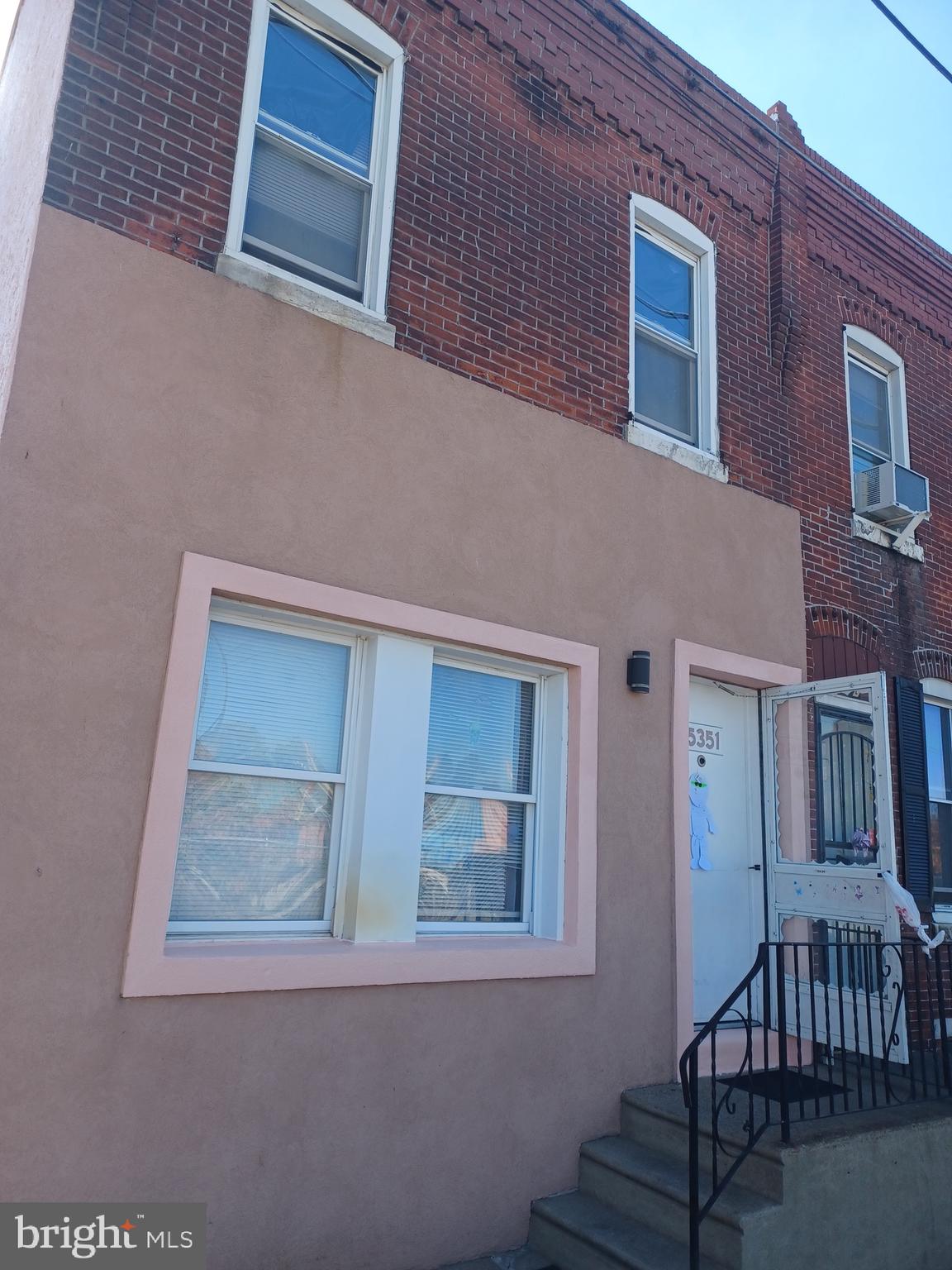 Large 3 bedroom 2 full bath corner row. First floor has large living room, large dining area and kitchen.
Full finished basement new ceramic floor, with new full bathroom, laundry area and walk out exit to yard.
The second floor consists of 3 bedroom and full bathroom.