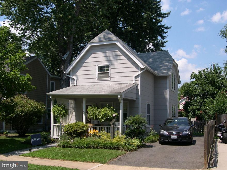 Charming Rosemont colonial located a few block from the Braddock Metro and walking distance to Old Town & Del Ray. Updated kitchen and baths. Hardwood floors thru out. Family room off kitchen which leads to rear patio and fenced back yard. Fabulous landscaping and plantings. Charming front porch.