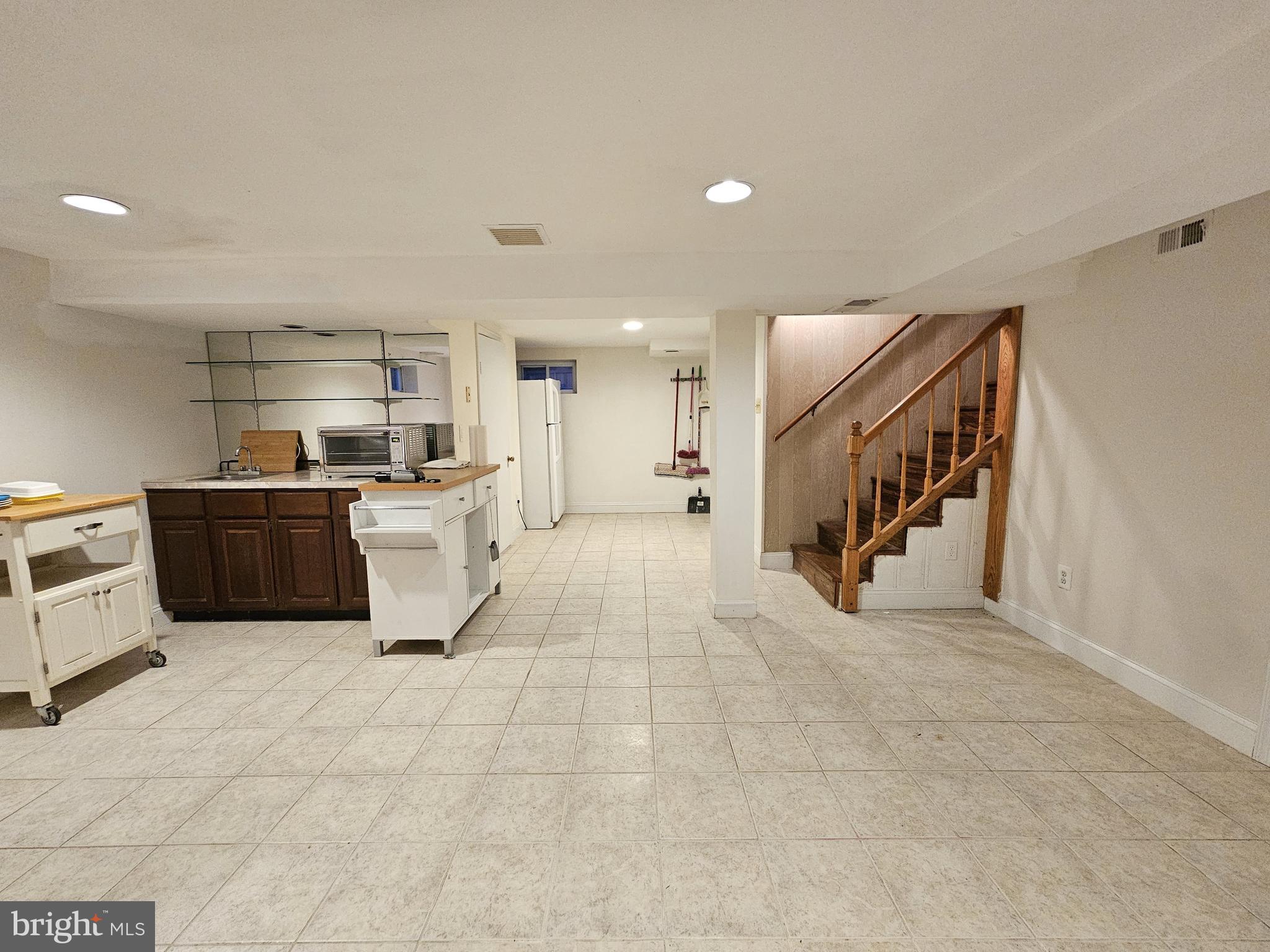 BROYHILL PARK - Residential Lease