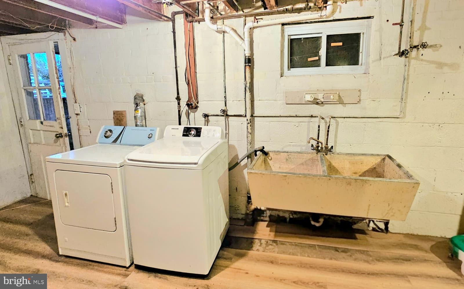 BROYHILL PARK - Residential Lease