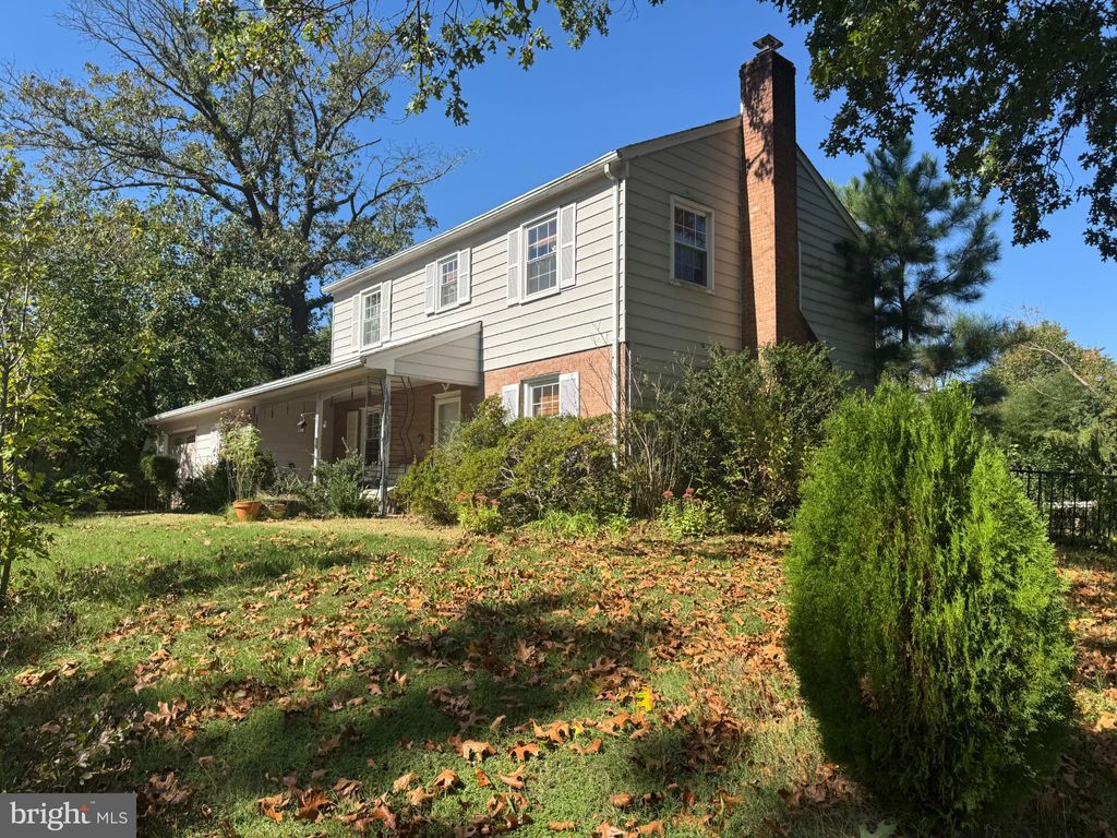 Photo of 10102 Roslyn Ct, MANASSAS, VA 20109 (MLS # VAPW2105502)
