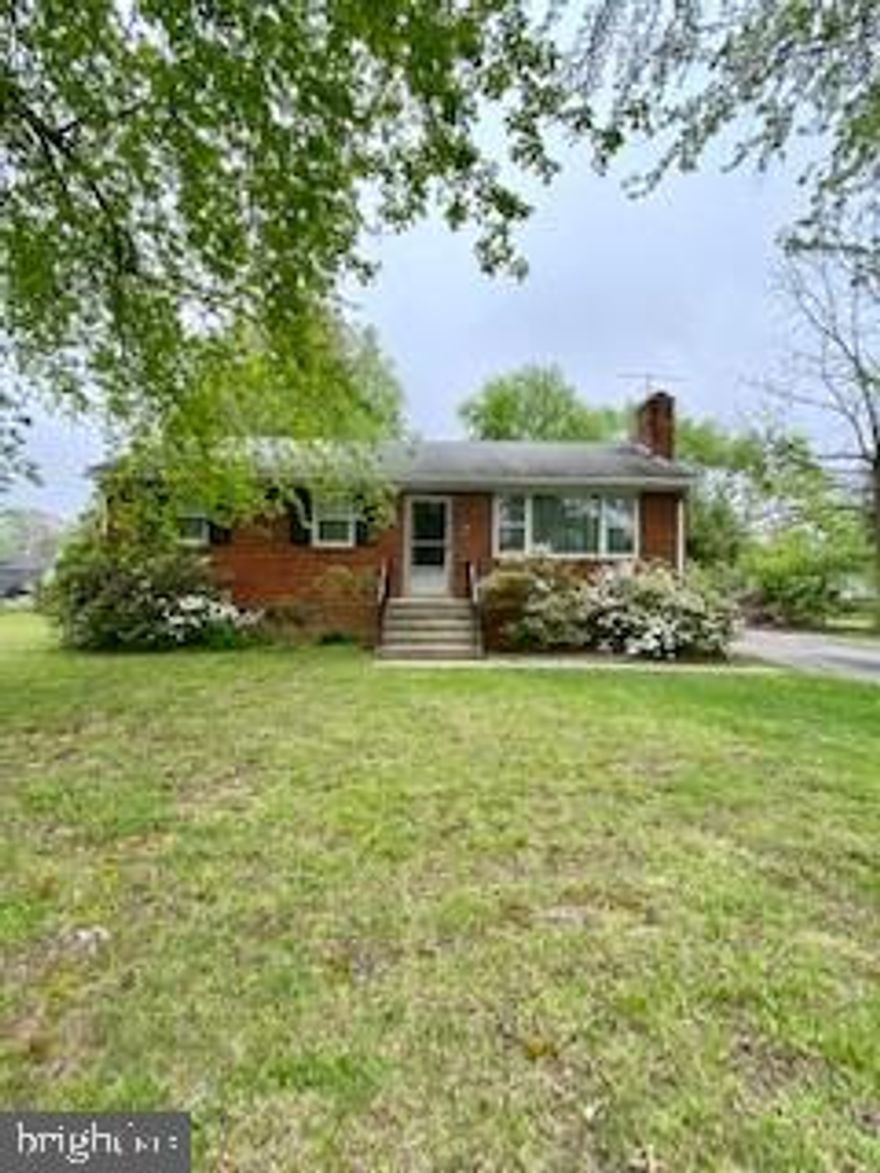 GREAT INVESTMENT PROPERTY..  NEEDS WORK, BUT HAS GOOD BONES. SITS ON A DEADEND STREET WITH MATURE TREES AND WIDE OPEN BACKYARD.


All offers due Sunday 9:00 pm. 


House is being sold as-is. Everything in home stays. Seller never lived in home.